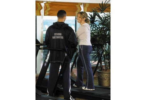 Un monitor de fitness asesorando a una pasajera
